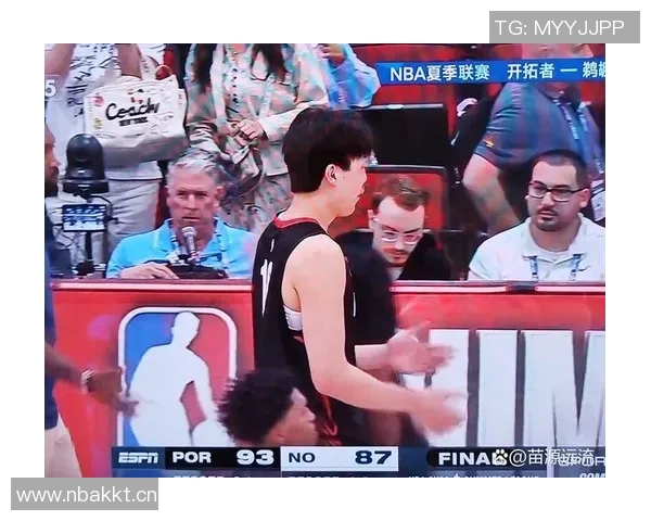 杨瀚森背粉色小书包启程湾区NBA首秀即将开启 杨瀚森背粉色小书包启程湾区NBA首秀即将开启