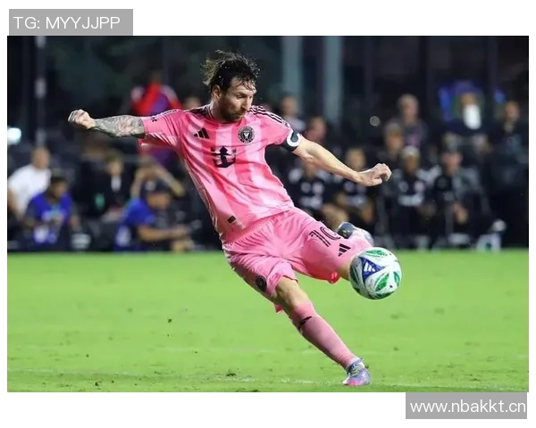 梅西在补时阶段单刀突袭被迅速回追的防守球员成功破坏 梅西在补时阶段单刀突袭被迅速回追的防守球员成功破坏