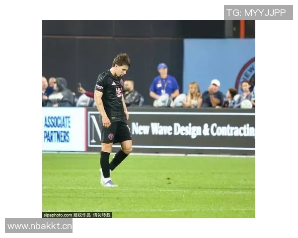 邓弗里斯不满被换下怒砸皮球表情郁闷引发关注 邓弗里斯不满被换下怒砸皮球表情郁闷引发关注