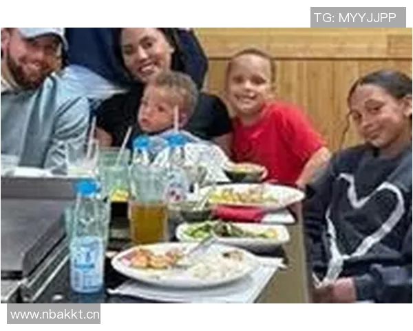 美媒分享库里一家六口温馨聚餐瞬间时光荏苒令人感慨不已 美媒分享库里一家六口温馨聚餐瞬间时光荏苒令人感慨不已