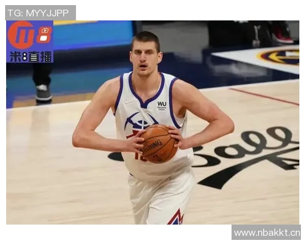 约基奇对抗训练后与裁判深入交流20分钟探讨比赛规则与判罚细节 约基奇对抗训练后与裁判深入交流20分钟探讨比赛规则与判罚细节