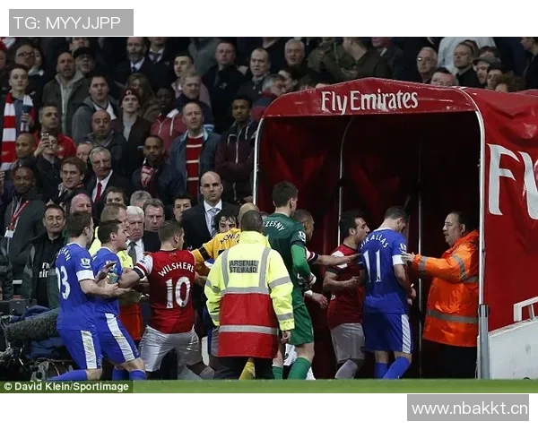 卢顿主场悬挂新帅威尔希尔老球衣彰显青训情怀